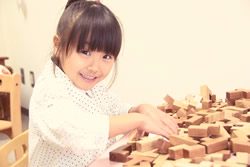 大好きな積み木に取り組む幼児