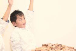 できた瞬間に喜ぶ子供