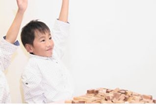 手を挙げて答える男の子