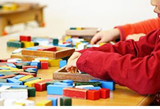 カラフルな積み木に取り組む子どもの手元