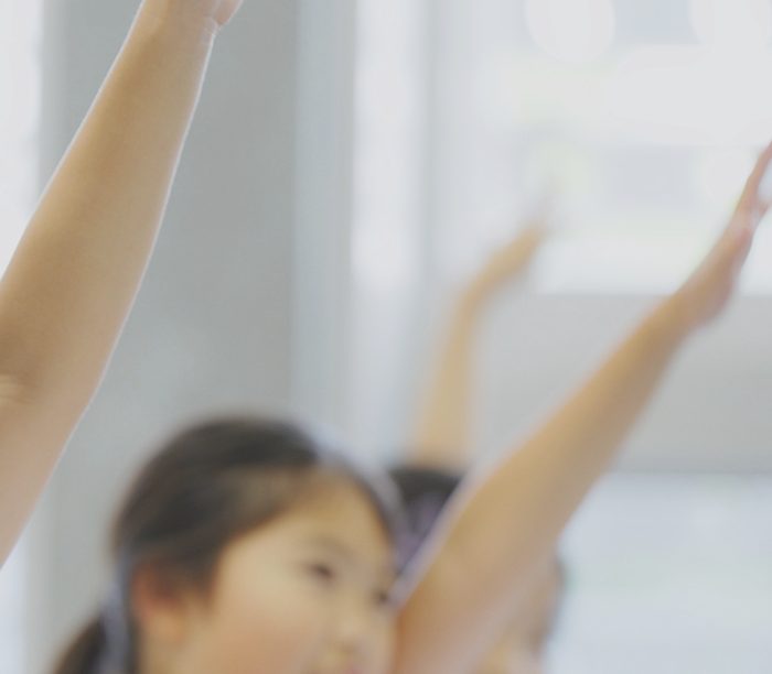 考える楽しさが、未来を変えていく。— 手を挙げる子どもたち