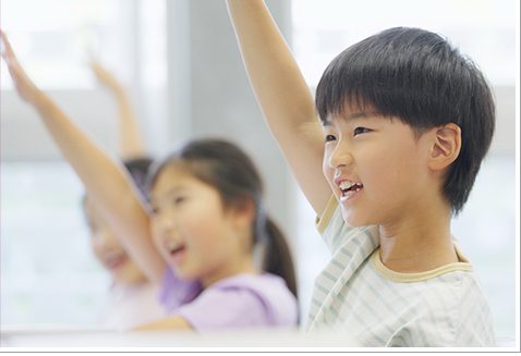 集中授業で手を挙げる子どもたち