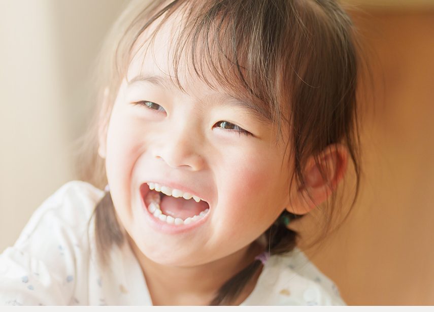 声をあげて笑う女の子